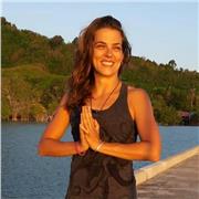 Profesora de yoga con más de 500 horas de formación y 5 años de experiencia, ofrece clases de yoga adaptando las totalmente a tus intereses y necesidades. En inglés y en español